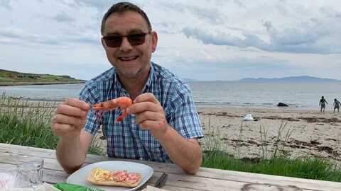 Ingenting smaker bedre enn nykokte reker på en strand i nord, sier Gunnar Kvernes. Foto: Lise Mangseth