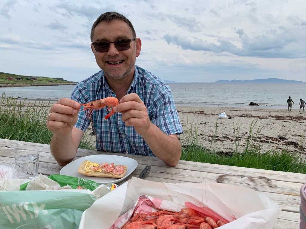 Ingenting smaker bedre enn nykokte reker på en strand i nord, sier Gunnar Kvernes. Foto: Lise Mangseth
