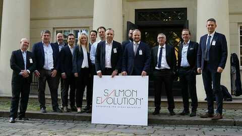 Salmon Evolution ble notert på Merkur Market med første handelsdag 18. September 2020. Fra venstre: Styremedlem Glen Bradley, Hallgeir Øyen, Olav Johan  Lyngstad, Arild Viken, Kamilla Mordal Holo, Hans Petter Mortveit, Oddvar Repstad, Ingjarl Skarvøy, CEO Håkon A. Berg, styreleder Tore A. Tønseth, styremedlem Kristofer Reiten, styremedlem Frode Kjølås, styremedlem Peder Stette. Foto: Marthe Harstad