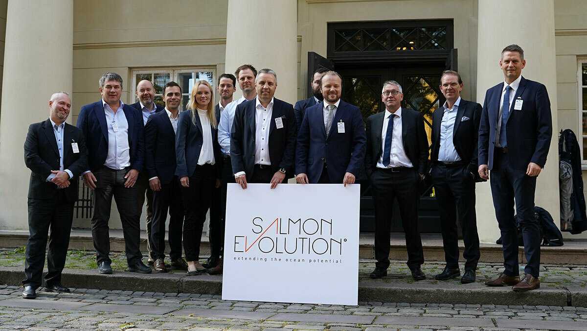 Salmon Evolution ble notert på Merkur Market med første handelsdag 18. September 2020. Fra venstre: Styremedlem Glen Bradley, Hallgeir Øyen, Olav Johan  Lyngstad, Arild Viken, Kamilla Mordal Holo, Hans Petter Mortveit, Oddvar Repstad, Ingjarl Skarvøy, CEO Håkon A. Berg, styreleder Tore A. Tønseth, styremedlem Kristofer Reiten, styremedlem Frode Kjølås, styremedlem Peder Stette. Foto: Marthe Harstad
