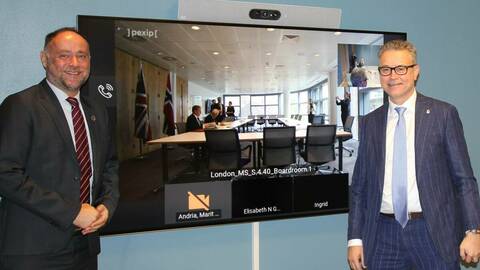 Signering av ny rammeavtale for fiskerisamarbeid med Storbritannia. Fiskeri- og sjømatminister Odd Emil Ingebrigtsen og den britiske ambassadøren til Norge, Richard Wood (til venstre). Foto: NFD