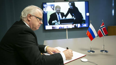 Assisterende departementsråd Morten Berg (delegasjonsleder), signerte avtalen på norsk side. Foto: NFD