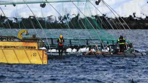 Opprydding etter snøskred i anlegget «Davatluft» ved Stjernøya i Alta kommune. Foto: Narve Leonhardsen / Fiskeridirektoratet