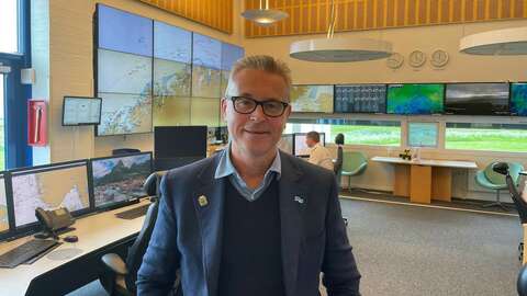 Fiskeri- og sjømatminister Odd Emil Ingebrigtsen i Kystverkets sjøtrafikksentral i Vardø. Foto: NFD