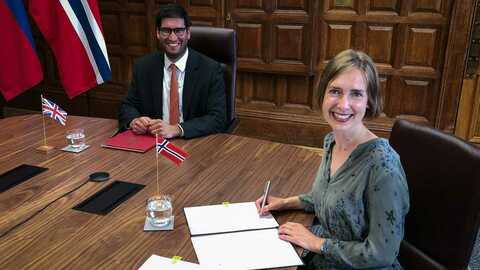 Næringsminister Iselin Nybø signerte frihandelsavtalen med Storbritannia i London 8. juli 2021. Foto: NFD