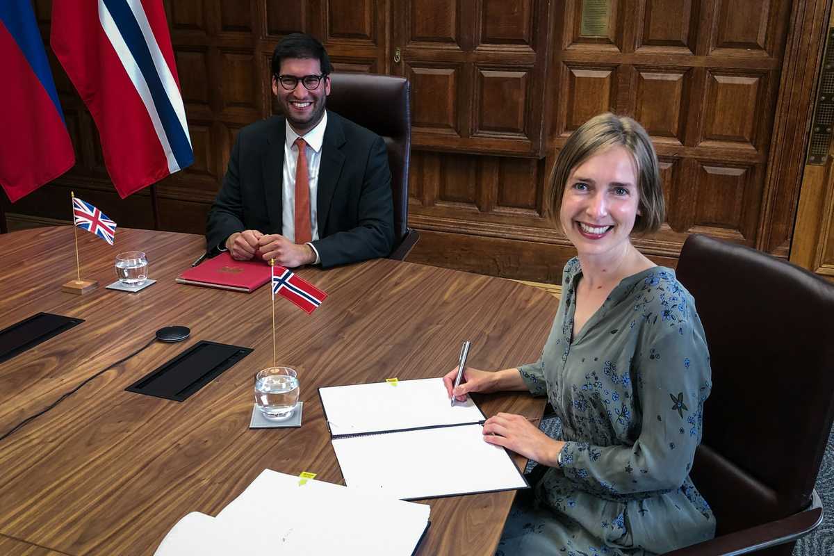 Næringsminister Iselin Nybø signerte frihandelsavtalen med Storbritannia i London 8. juli 2021. Foto: NFD