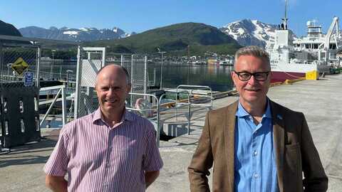 Fiskeri- og sjømatminister Odd Emil Ingebrigtsen lanserte regjeringens havbruksstrategi på Skjervøy i Nord-Troms. Stortingsrepresentant Steinar Reiten (KrF) til venstre. Foto: NFD