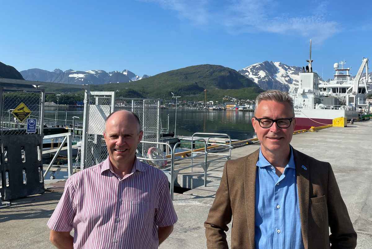 Fiskeri- og sjømatminister Odd Emil Ingebrigtsen lanserte regjeringens havbruksstrategi på Skjervøy i Nord-Troms. Stortingsrepresentant Steinar Reiten (KrF) til venstre. Foto: NFD