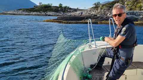 Statens naturoppsyn har hittil dratt inn over 120 ulovlige garn nasjonalt, 31 av dem i Vestland, som her i Fjaler. Foto: SNO / Miljødirektoratet