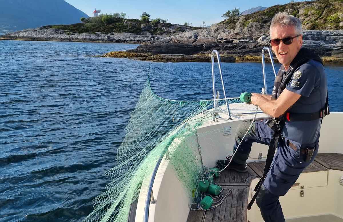 Statens naturoppsyn har hittil dratt inn over 120 ulovlige garn nasjonalt, 31 av dem i Vestland, som her i Fjaler. Foto: SNO / Miljødirektoratet