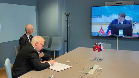 Assisterende departementsråd og delegasjonsleder Morten Berg, signerer avtalen for Norge. Foto: NFD 