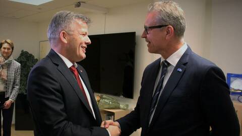 Bjørnar Selnes Skjæran (t.v.) fra Arbeiderpartiet, overtar som fiskeri- og havminister etter fiskeri- og sjømatminister Odd Emil Ingebrigtsen (t.h.) fra Høyre. Foto: NFD