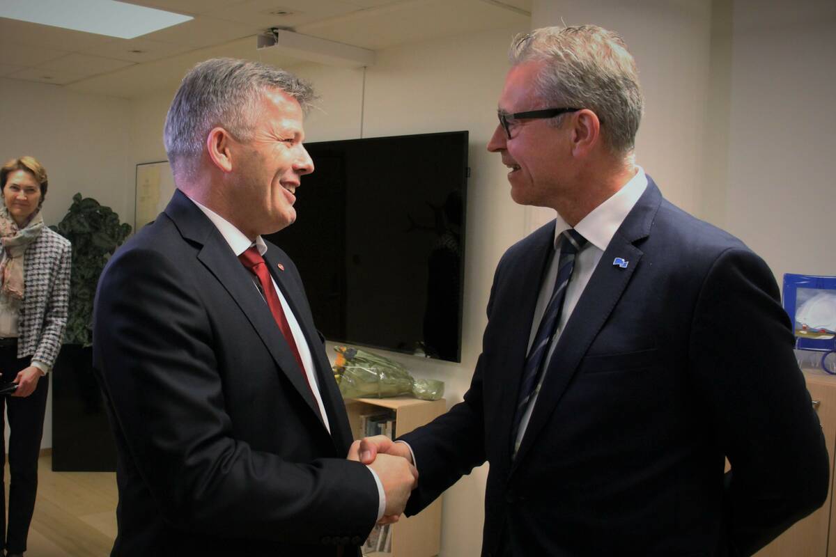 Bjørnar Selnes Skjæran (t.v.) fra Arbeiderpartiet, overtar som fiskeri- og havminister etter fiskeri- og sjømatminister Odd Emil Ingebrigtsen (t.h.) fra Høyre. Foto: NFD