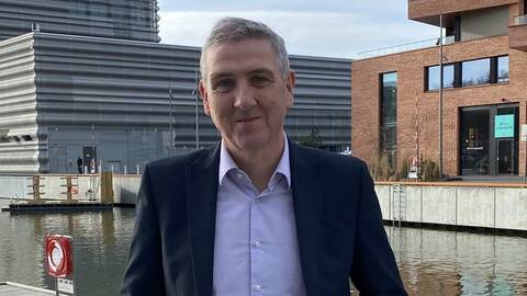 – Med bakgrunn i det nye forslaget, har vi ikke noe annet valg enn å legge investeringsplaner på is, sier konsernsjef i Cermaq, Steven Rafferty. Foto: Cermaq