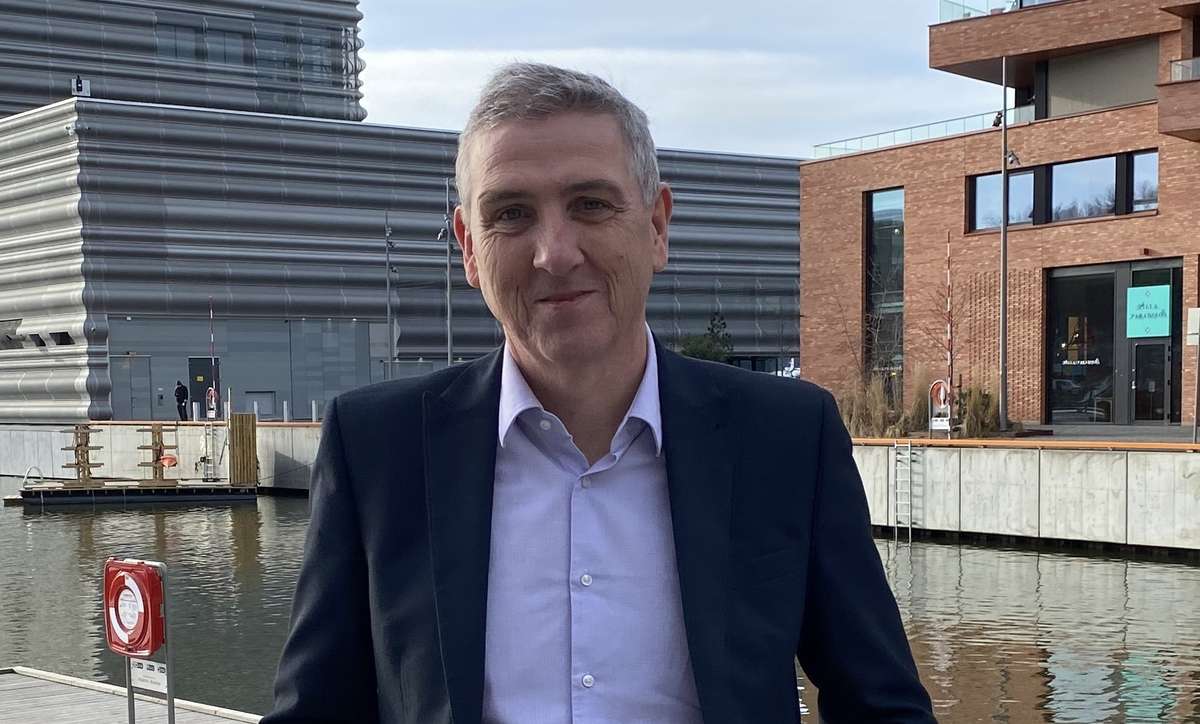 – Med bakgrunn i det nye forslaget, har vi ikke noe annet valg enn å legge investeringsplaner på is, sier konsernsjef i Cermaq, Steven Rafferty. Foto: Cermaq