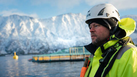 Benn-Levi Thomassen, her på en merd i Øksfjord i Loppa kommune, setter sin lit til at forskerne klarer å finne tiltak som kan stoppe perlesnormanetene. Thomassen er er driftsansvarlig for operative tjenester på sjø, for havbruksselskapet Grieg Seafood i Finnmark. Foto: Bendik Skogli / FHF