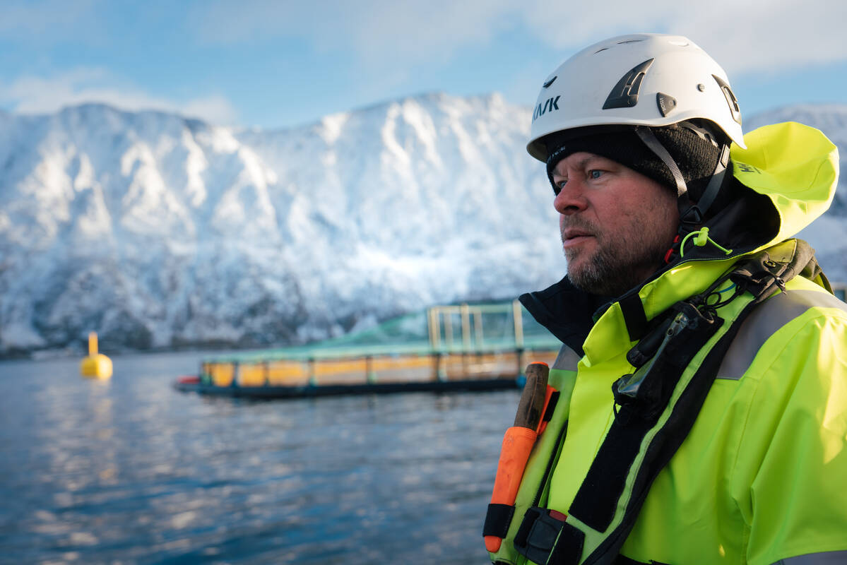 Benn-Levi Thomassen, her på en merd i Øksfjord i Loppa kommune, setter sin lit til at forskerne klarer å finne tiltak som kan stoppe perlesnormanetene. Thomassen er er driftsansvarlig for operative tjenester på sjø, for havbruksselskapet Grieg Seafood i Finnmark. Foto: Bendik Skogli / FHF